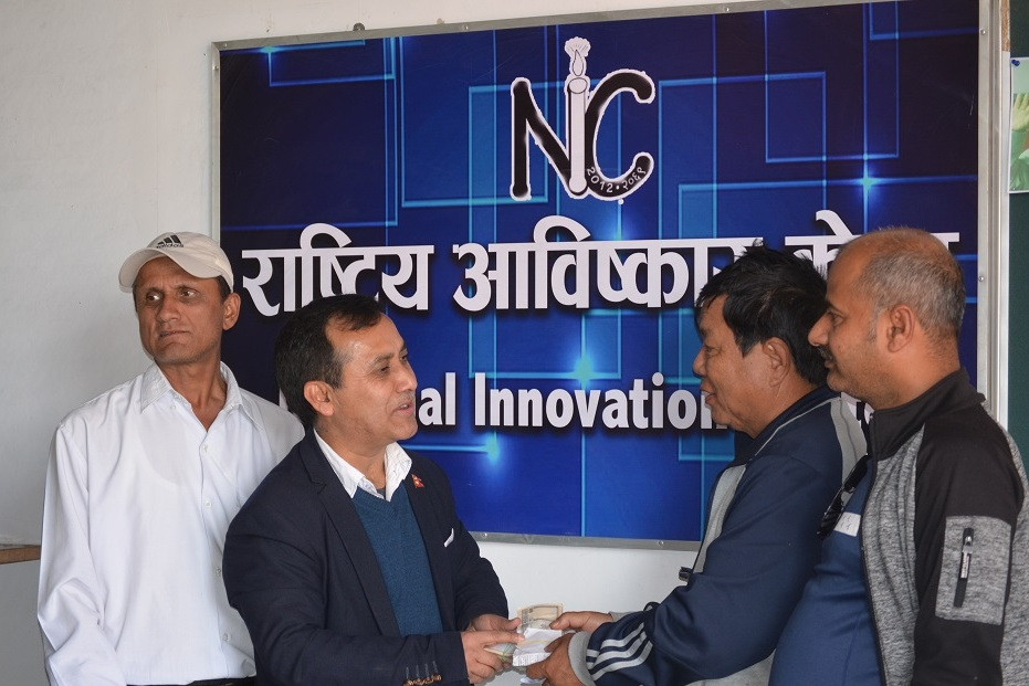 नेपाली जनसम्पर्क समितिद्वारा राष्ट्रिय आविष्कार केन्द्रलाई डेढ लाख सहयोग