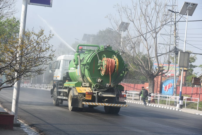 कीटनाशक औषधि छर्कन १० ट्याङ्कर परिचालन गर्दै महानगर