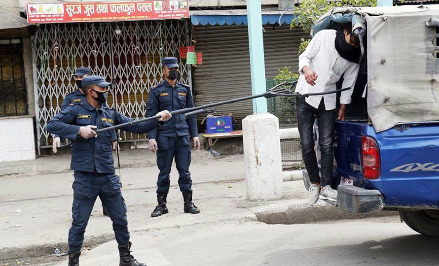 बागमतीमा लकडाउन उल्लंघन गर्ने १० हजार सवारी र ५ हजार व्यक्ति कारबाहीमा