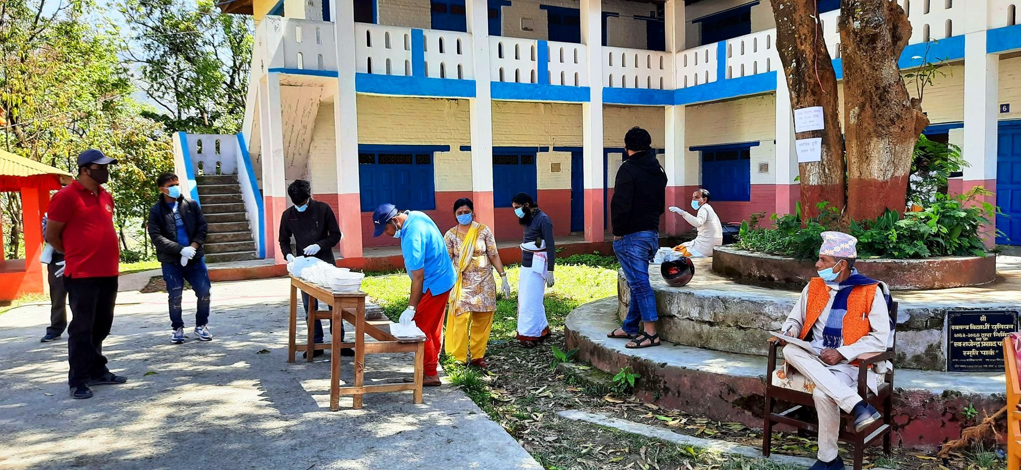 बिपन्न मजदुरलाई खानाको व्यवस्था