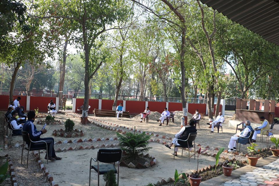 ‘लकडाउन’मा प्रदेश २ सरकारले मजदुरलाई खाना खुवाउँदै
