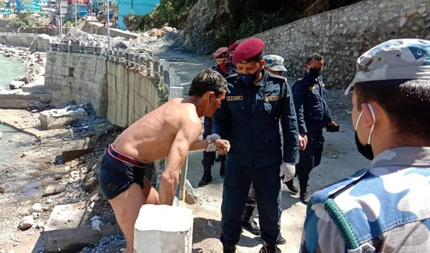 स्थलमार्ग राेकिएपछि महाकालीमा पौडिँदै नेपाल छिरे १ युवक