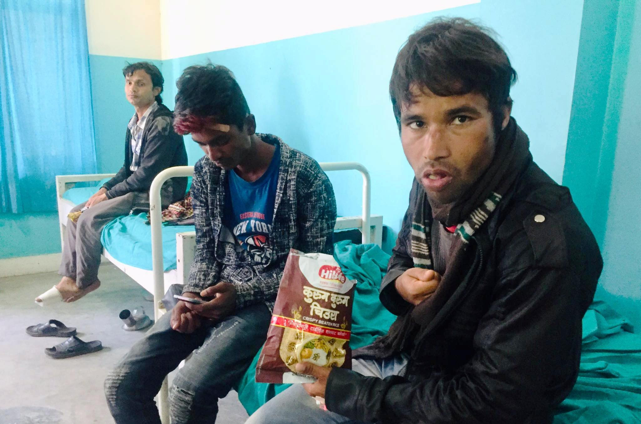 लकडाउन छल्दै घर हिँडेका दुर्घटनामा परे, ७० हजार नभएर अस्पतालमै अलपत्र
