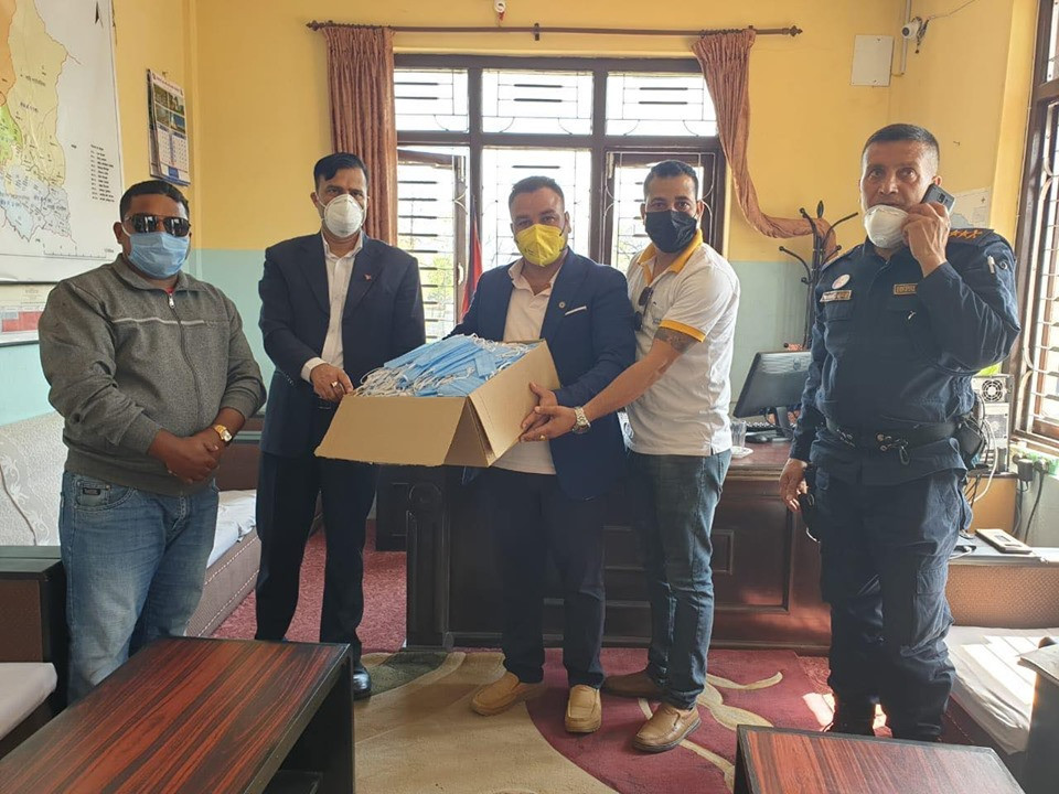 कास्की, दाङ र स्याङजामा चेम्वरद्धारा मास्क र खाद्यन्‍न वितरण