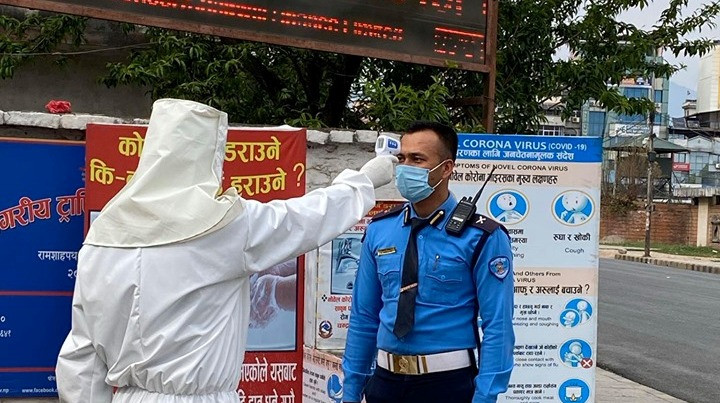 कोरोनाविरुद्ध ट्राफिक प्रहरीको सजगता, गेटमै पीपीई लगाएका स्वास्थ्यकर्मीबाट ज्वरो मापन