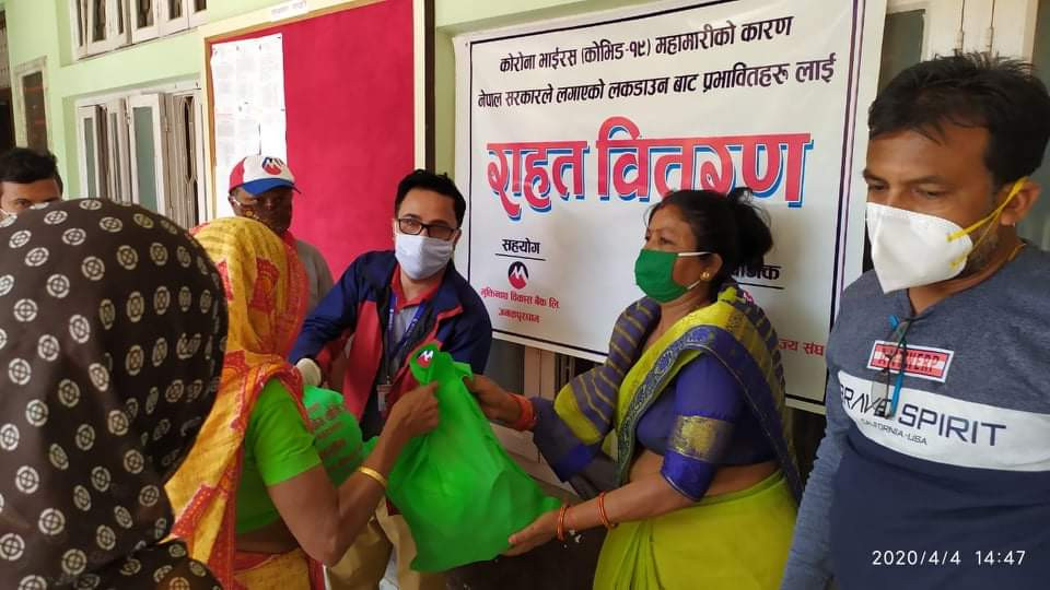 मुक्तिनाथ विकास बैंकद्वारा मजदुरलाई राहत वितरण