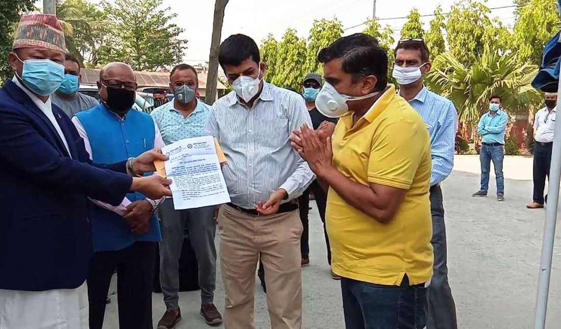 मोरङ उद्योग सङ्गठन र व्यापार संघद्वारा २४ लाख बराबरको खाद्य सामग्री प्रदान