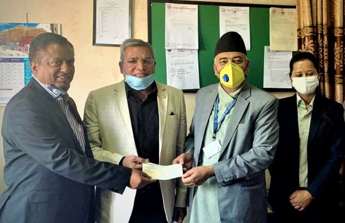 नेपाल लाइफद्वारा १ करोड रूपैयाँबराबरको चेक कोषलाई हस्तान्तरण