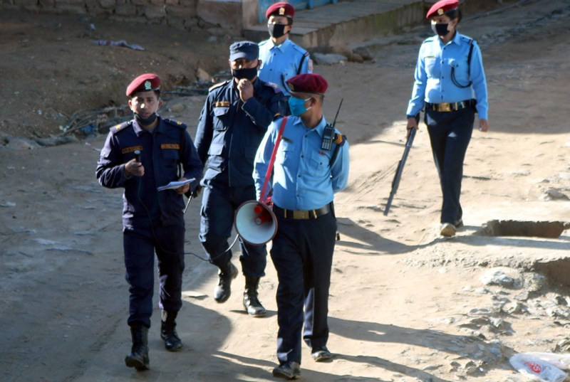 दुःख भुलेर दुर्गममा स्वास्थ्यकर्मी र प्रहरी