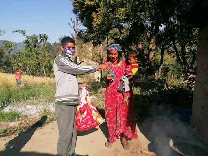 कार्यविधिविपरीत नगर प्रमुखद्वारा मास्क वितरण गर्न पार्टी कार्यकर्ता परिचालन