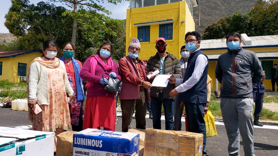 डोटीमा पठाइयो हेलिकोप्टरमार्फत स्वास्थ्य सामग्री