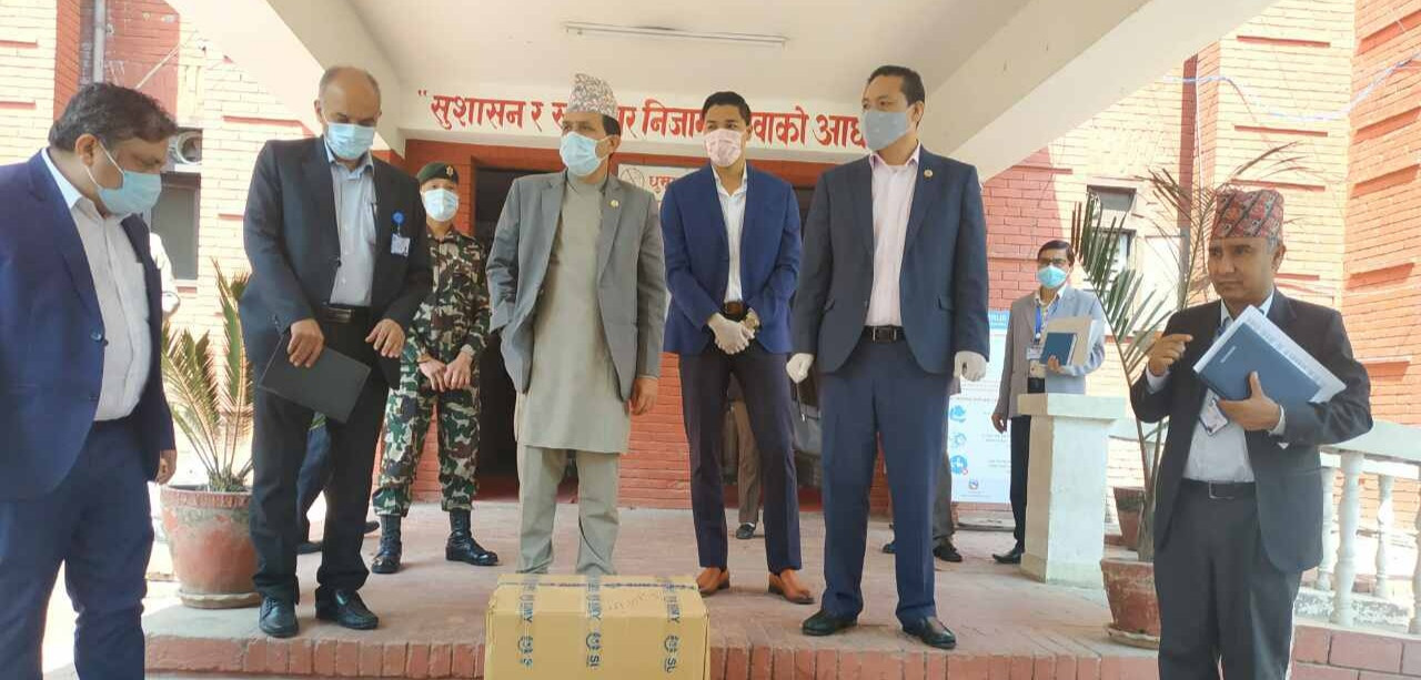 सुमी फर्मास्युटिकलद्वारा १ करोड रूपैयाँबराबरको स्यानिटाइजर सरकारलाई हस्तान्तरण