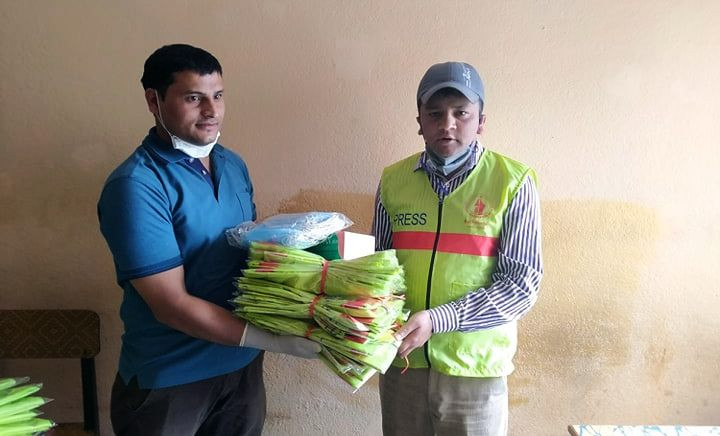 पत्रकारलाई ५० थान प्रेस ज्याकेट सहयोग