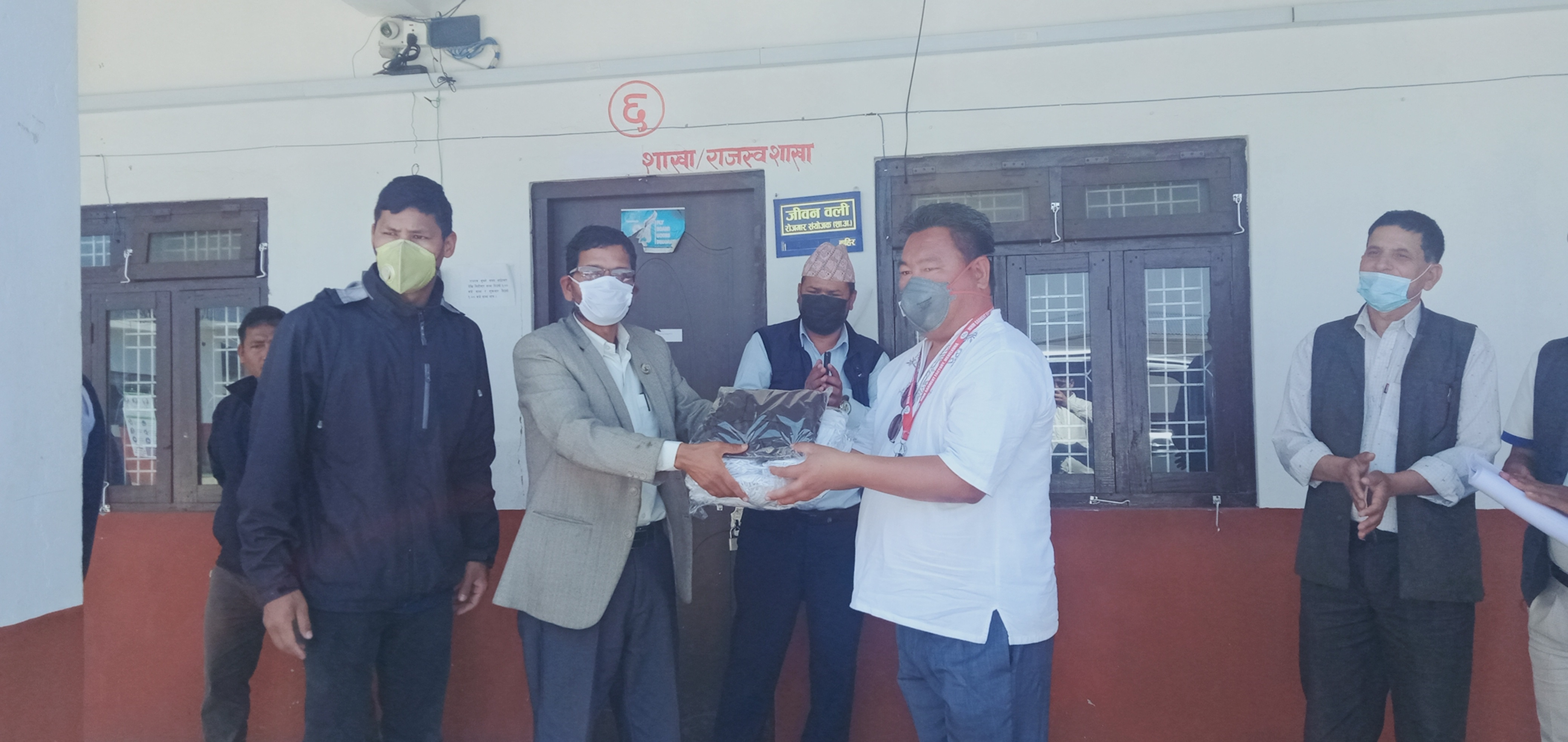 प्रदेशसभा सदस्य विष्टद्वारा स्वास्थ्य सामग्री हस्तान्तरण