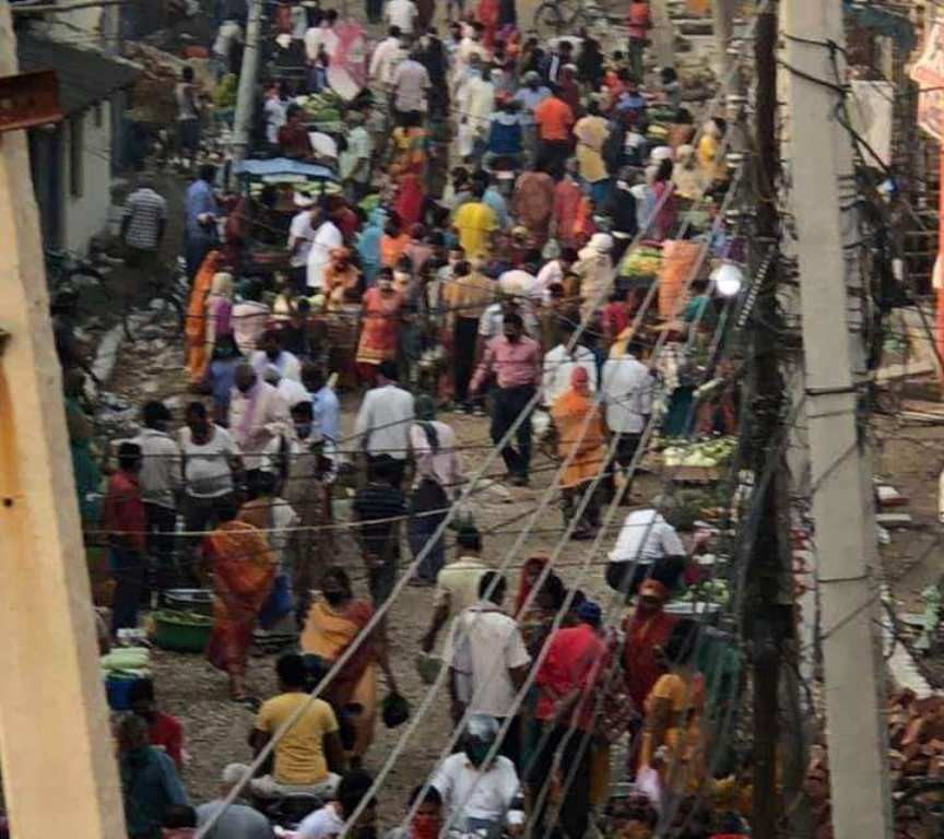 लकडाउनको अवज्ञा गर्दै जनकपुरमा एकाबिहानै मानिसको भीड (फोटोफिचर)