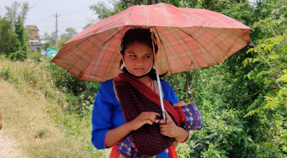 २ महिने छोरो च्यापेर धादिङबाट हिँड्दै बुटवल, पुग्नु छ प्युठान