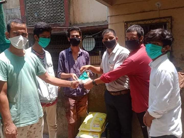भारतीय व्यापारीद्वारा अलपत्र नेपालीलाई खाद्यान्न सहयोग