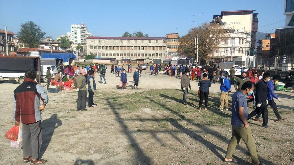 काठमाडौंका तरकारी बजारमा उपभोक्ताको भीड, बढ्यो कोरोना संक्रमणको जोखिम