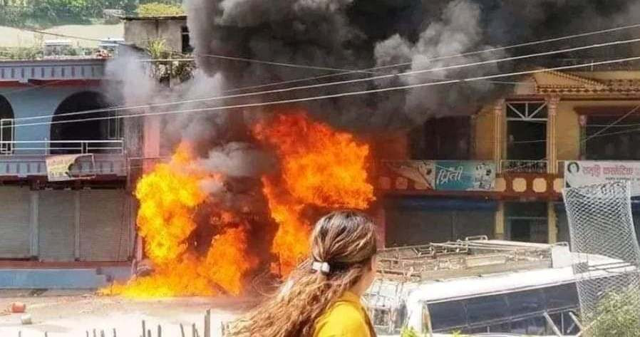 ग्यास सिलिण्डर पड्किएर गुल्मीमा आगलागी, छोराको मृत्यु, बुबाआमा घाइते