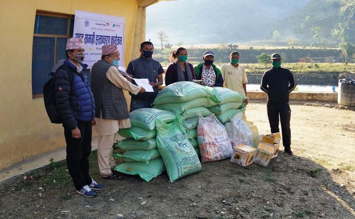 प्रगतिशील युवा समाज र वर्ल्ड भिजन इन्टरनेसनल नेपालद्वारा राहत हस्तान्तरण
