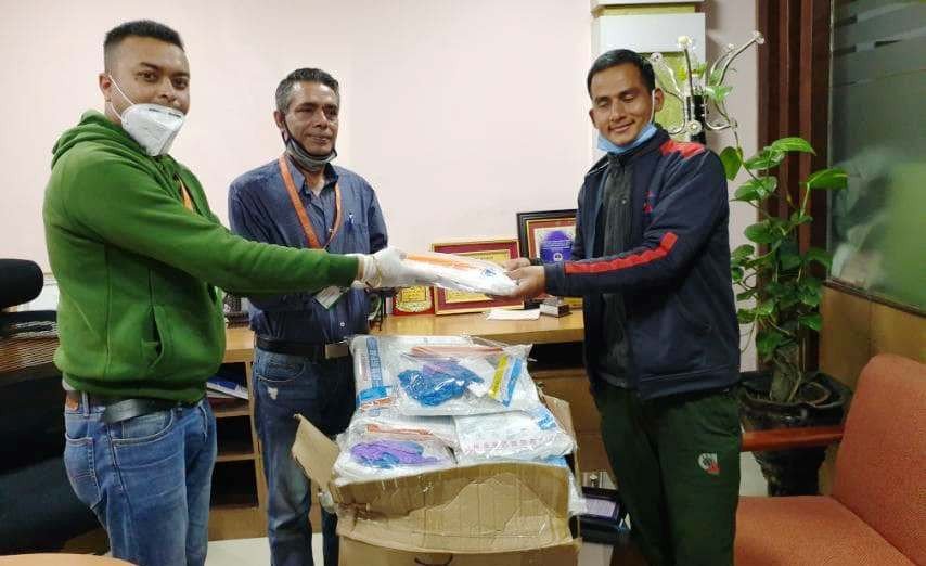 सेञ्चुरी बैंककाे २० थान पीपीई सहयोग रुकुमको चौरजहारी अस्पताललाई 