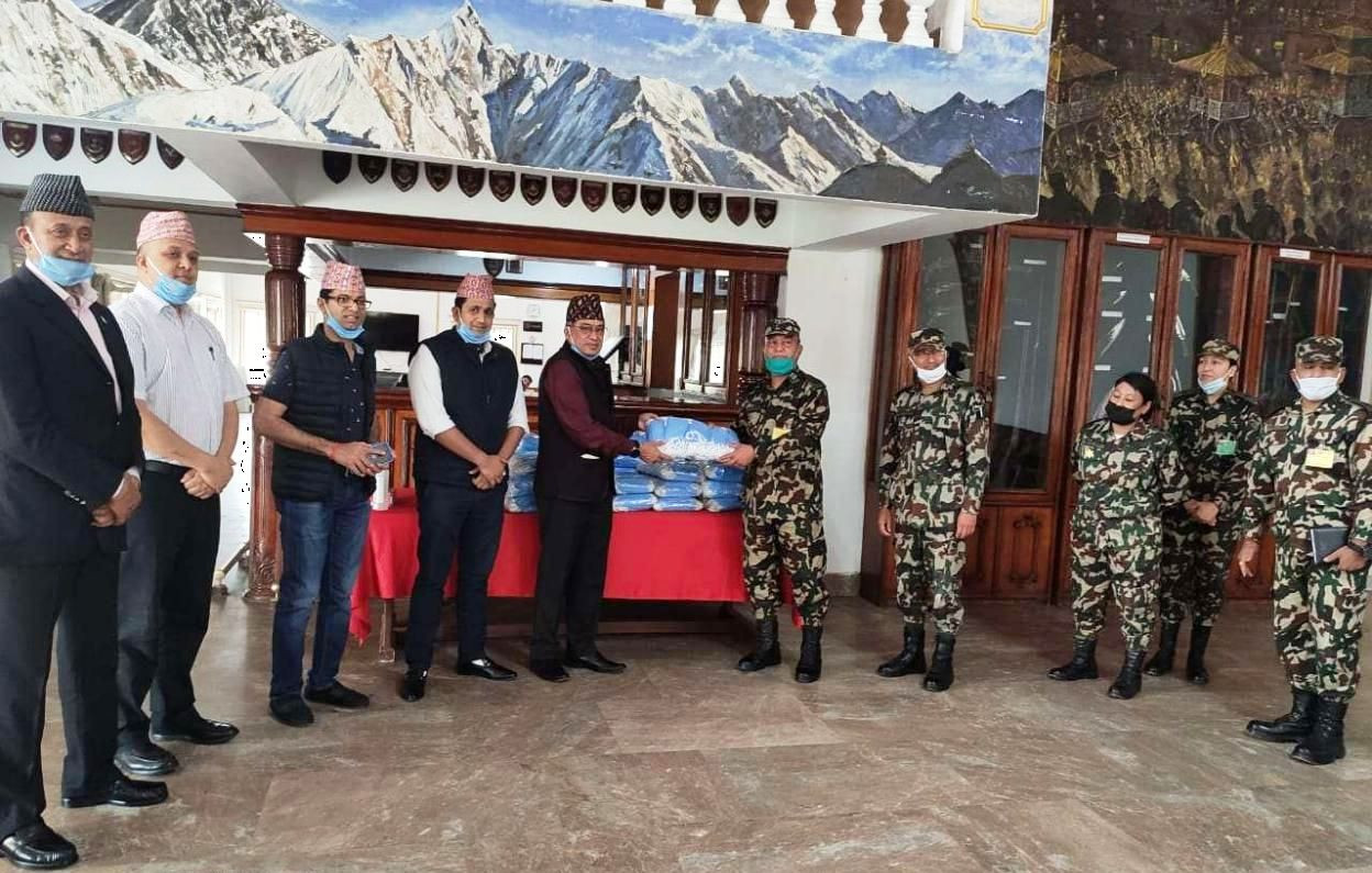 मोबाइल फोन इम्पोर्टर्स एसोसिएसनद्वारा सेनालाई १० हजार मास्क हस्तान्तरण