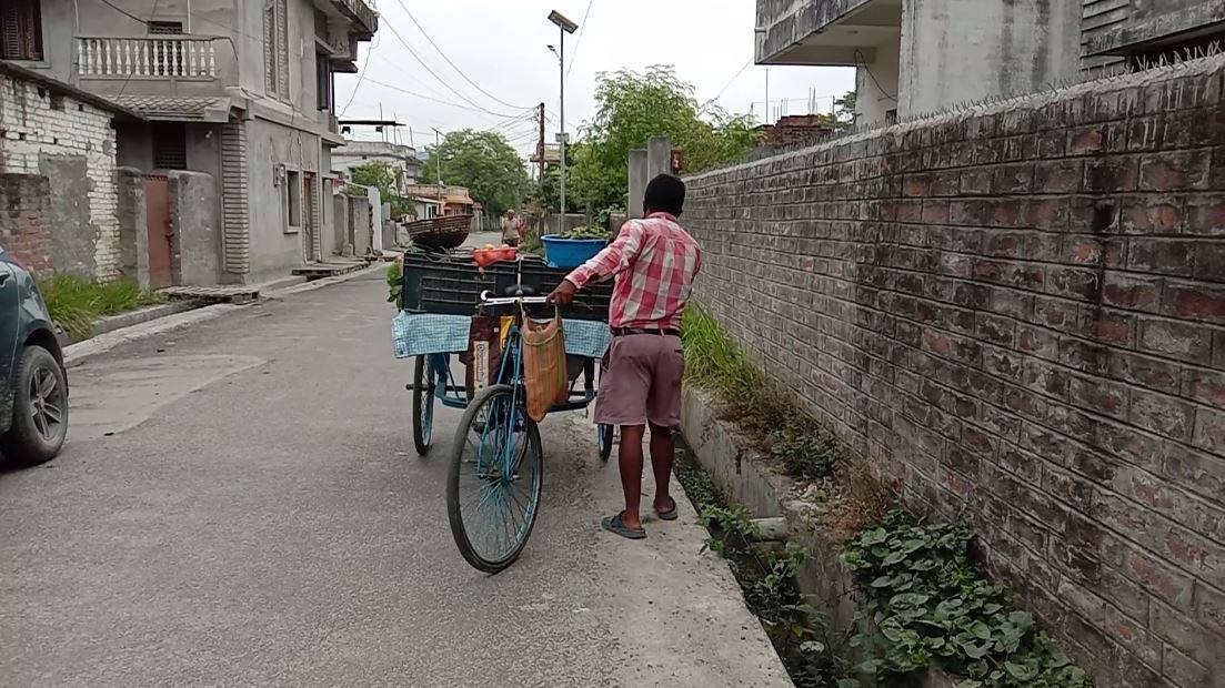 घरमै पुगेर तरकारी बेच्दै व्यापारी