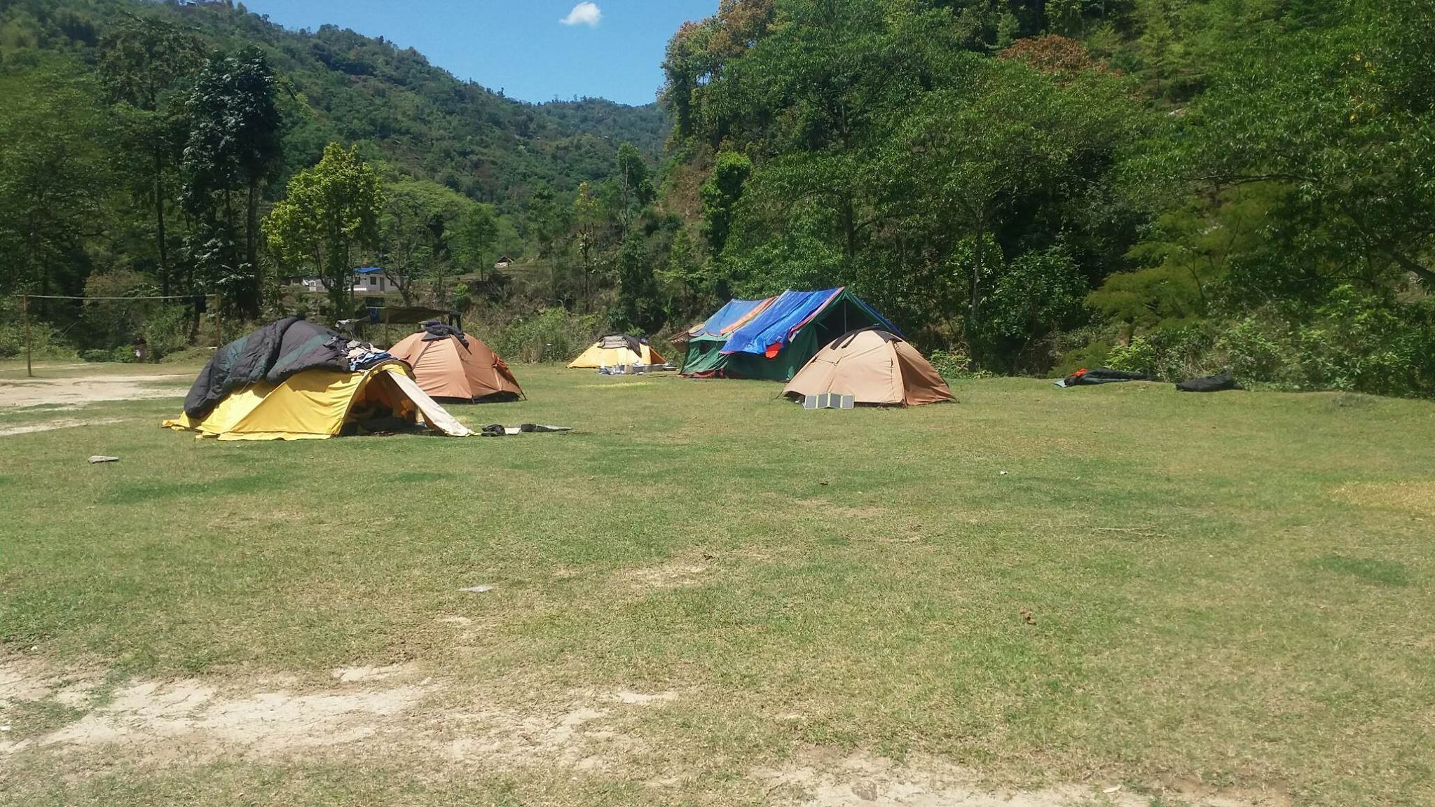 मकालु ट्रेकिङमा विदेशीसँग आएका १५ जना भरिया अलपत्र