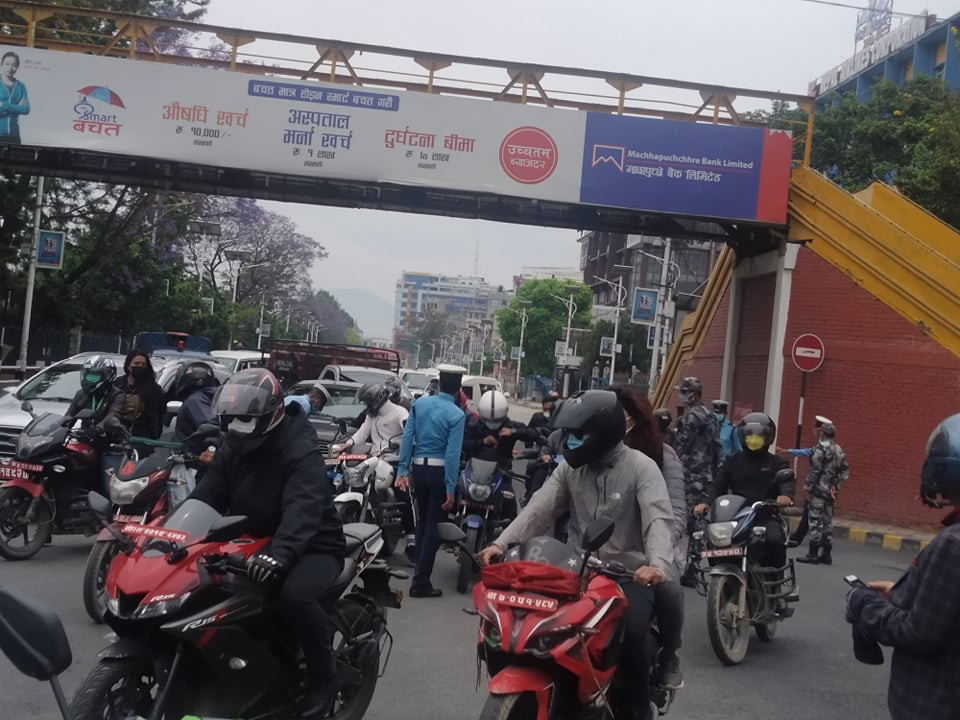 उपत्यकामा यसरी हुँदै छ लकडाउनको उल्लंघन (फोटो फिचर)