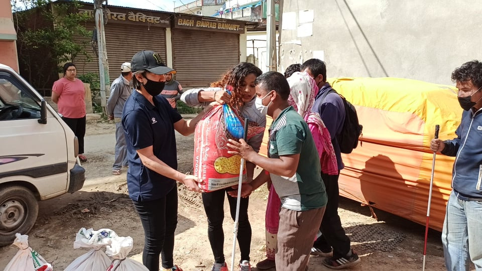स्वर्णपदक विजेता आयशाद्वारा दृष्टिविहिनलाई खाद्यान्न सहयोग