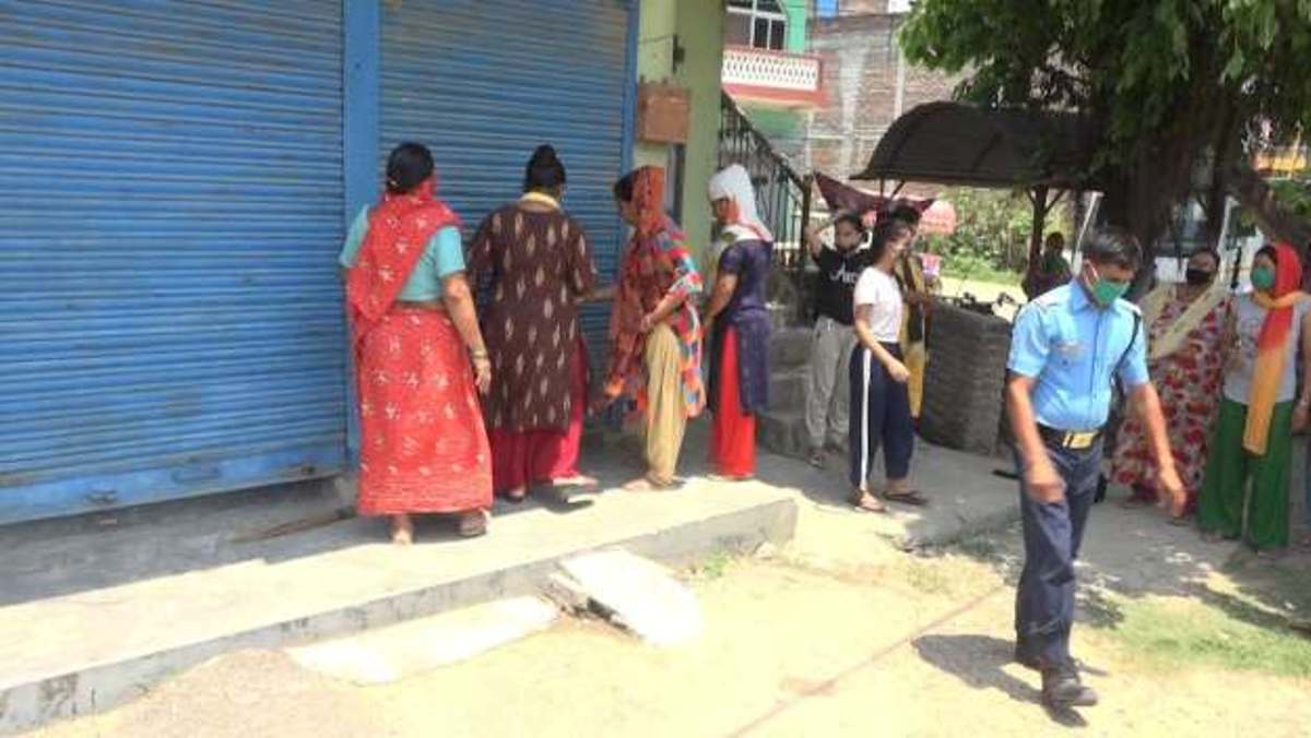 निषेधाज्ञा तोड्दै आन्दोलनमा उत्रिएका महिलाले लगाए प्रहरीचौकीमा ताला   