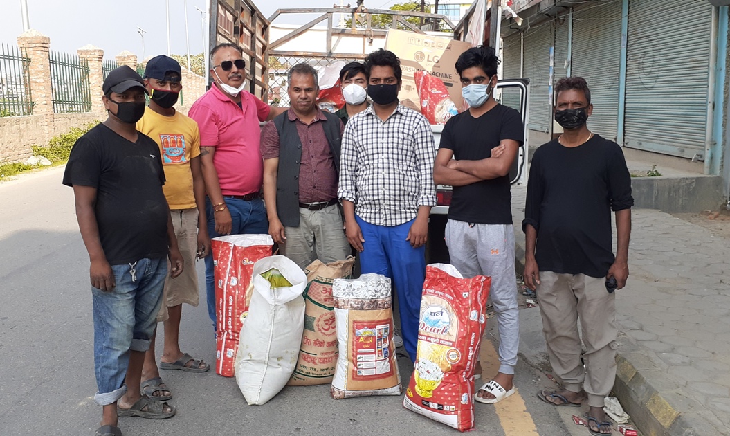 कोरोना प्रभावितलाई सहयोग गर्दै राखेप सदस्य कुँवर  
