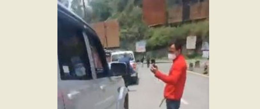 अनुमतिबिना स्वास्थ्यकर्मीको गाडी रोकेर दुर्व्यवहार गर्नेलाई पक्राउको तयारी