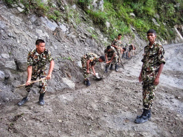 छाङ्गरु  र तिङ्कर पुग्ने बाटो निर्माणमा जुट्यो सेना   
