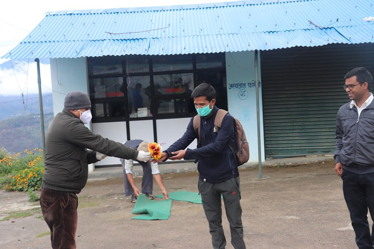 डडेल्धुरामा एक युवा कोरोना संक्रमणमुक्त भएर घर फर्किए