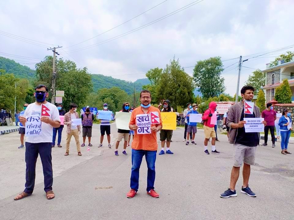 पीसीआर परीक्षणको दायरा बढाउन माग गर्दा प्रहरीको लाठीचार्ज