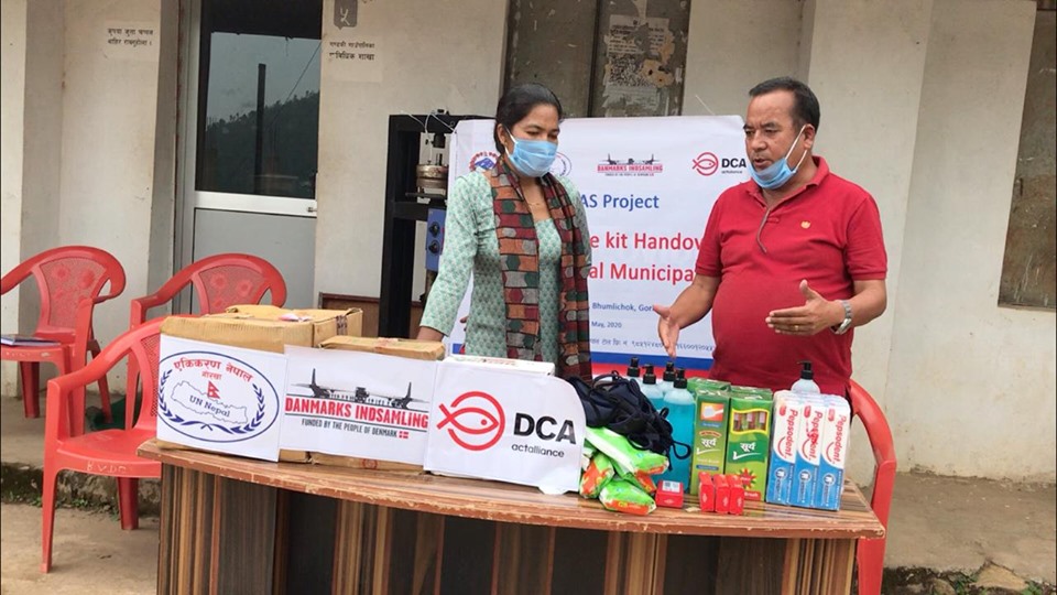 डीसीएद्वारा २ करोड १० लाख बराबरको राहत र स्वास्थ्य सामाग्री सहयाेग