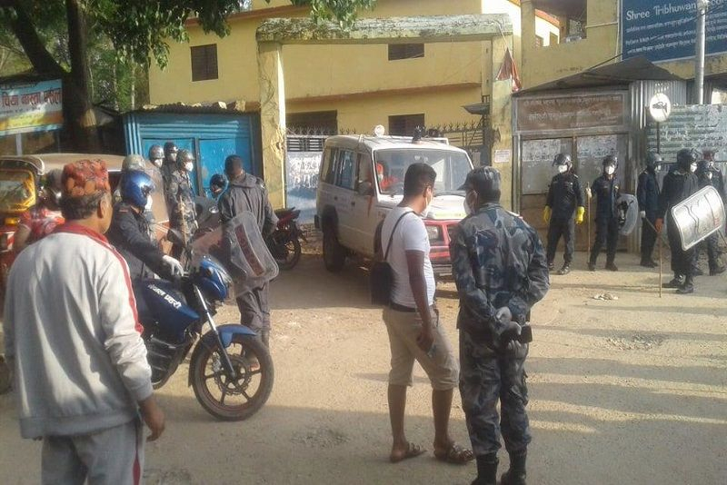 कोरोना संक्रमित र प्रहरीबीच झडप, ४ जना घाइते  