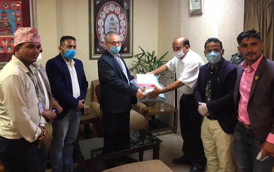 नेपाल राष्ट्रिय व्यवसायी महासंघद्वारा सरकारलाई स्वास्थ्य सामग्री हस्तान्तरण
