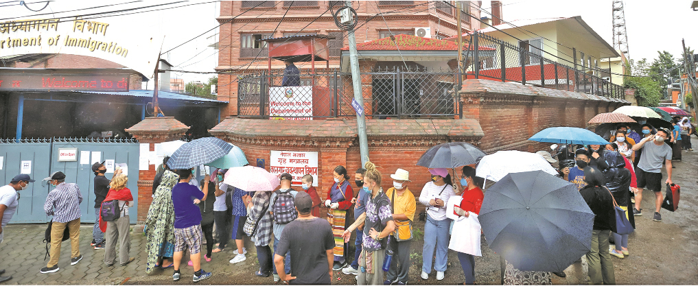 सरकारी कार्यालयका आआफ्नै कार्यतालिका, कर्मचारी आए, सेवाग्राही न्यून