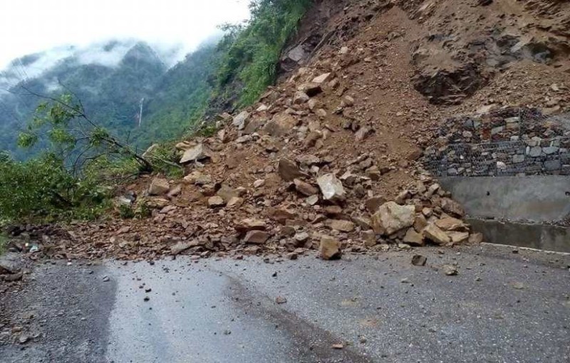 पहिरोले कर्णाली राजमार्ग अवरुद्ध