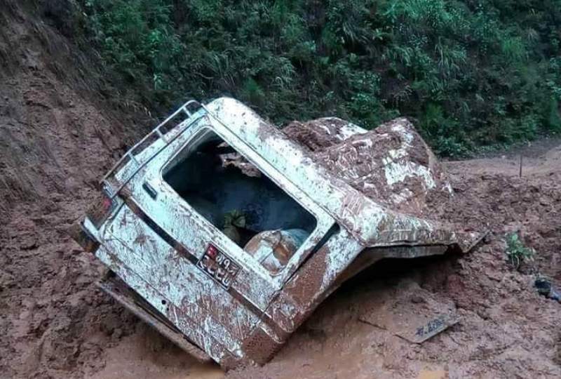 गुडिरहेको जिप पहिरोमा पुरियो, १ को मृत्यु, २ जना गम्भीर घाइते