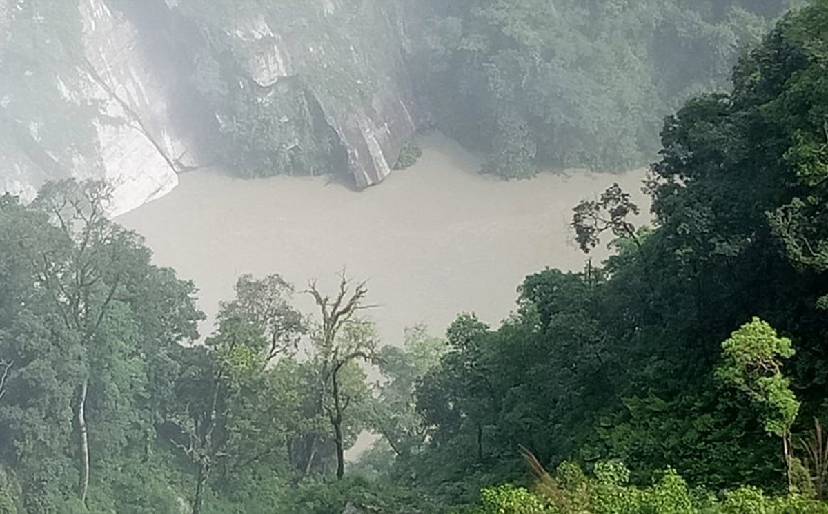 पहिरोले अरुण नदी थुनियो, आसपासका बस्तीमा सतर्क रहन आग्रह