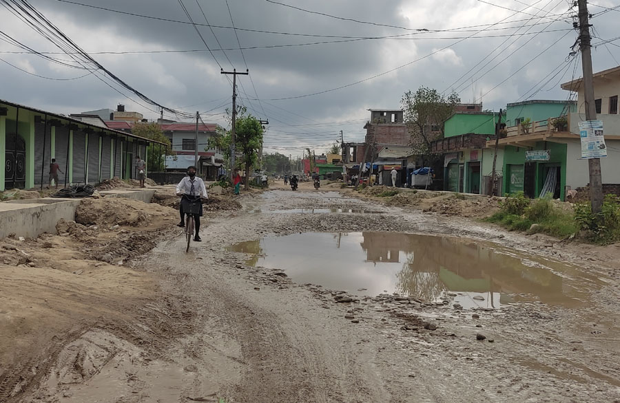 धनगढीमा सडकको अवस्था दयनीय, मर्मत नहुँदा स्थानीय मर्कामा