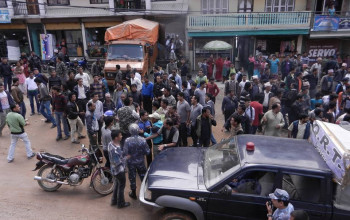 सत्ता गठबन्धन र एमाले कार्यकर्ताबीच दिनदिनै झडप हुन थालेपछि दोलखा प्रवेशमा कडाइ