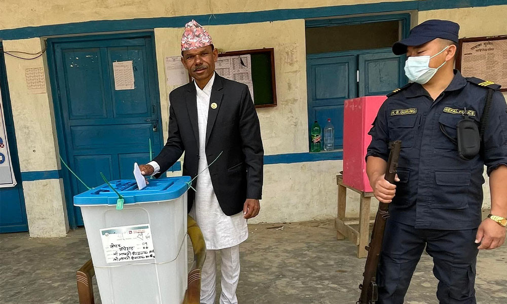 एमाले प्रमुख सचेतक भट्टराईले गरे मतदान, भन्छन्- योग्य जनप्रतिनिधि चयनका लागि मतदान