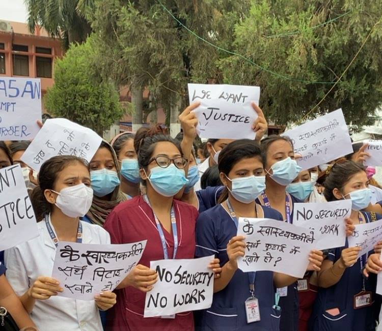 कुटपिट घटनापछि भेरी अस्पतालका स्वास्थ्यकर्मी आन्दोलित (तस्वीरहरू)