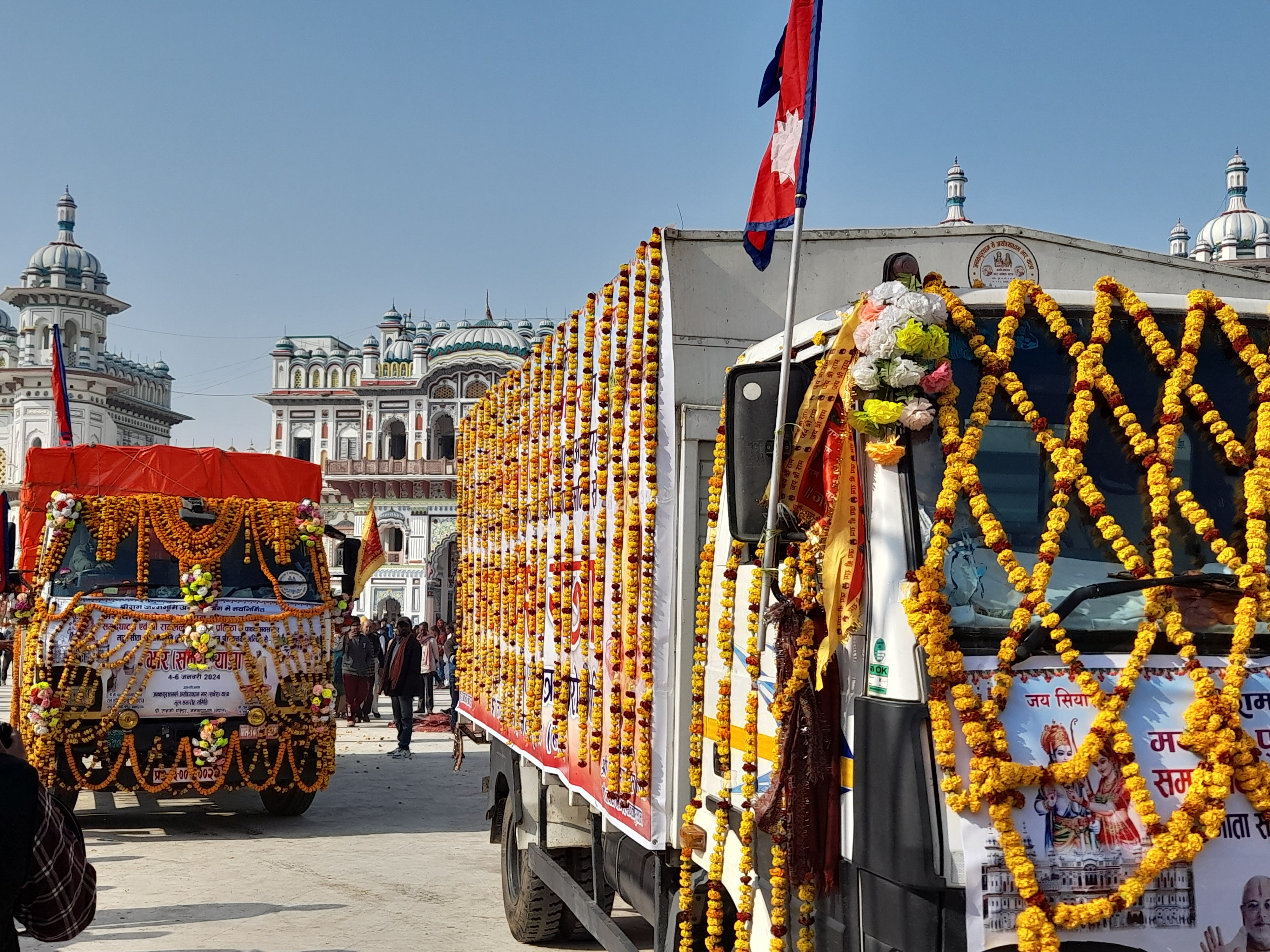 जनकपुरबाट सुनचाँदीका गहनासहित अयाेध्याका लागि हिँड्याे भार टाेली