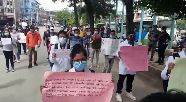 चीनमा एमबीबीएस गरेका विद्यार्थीद्वारा इन्टर्नसिपको माग गर्दै प्रदर्शन