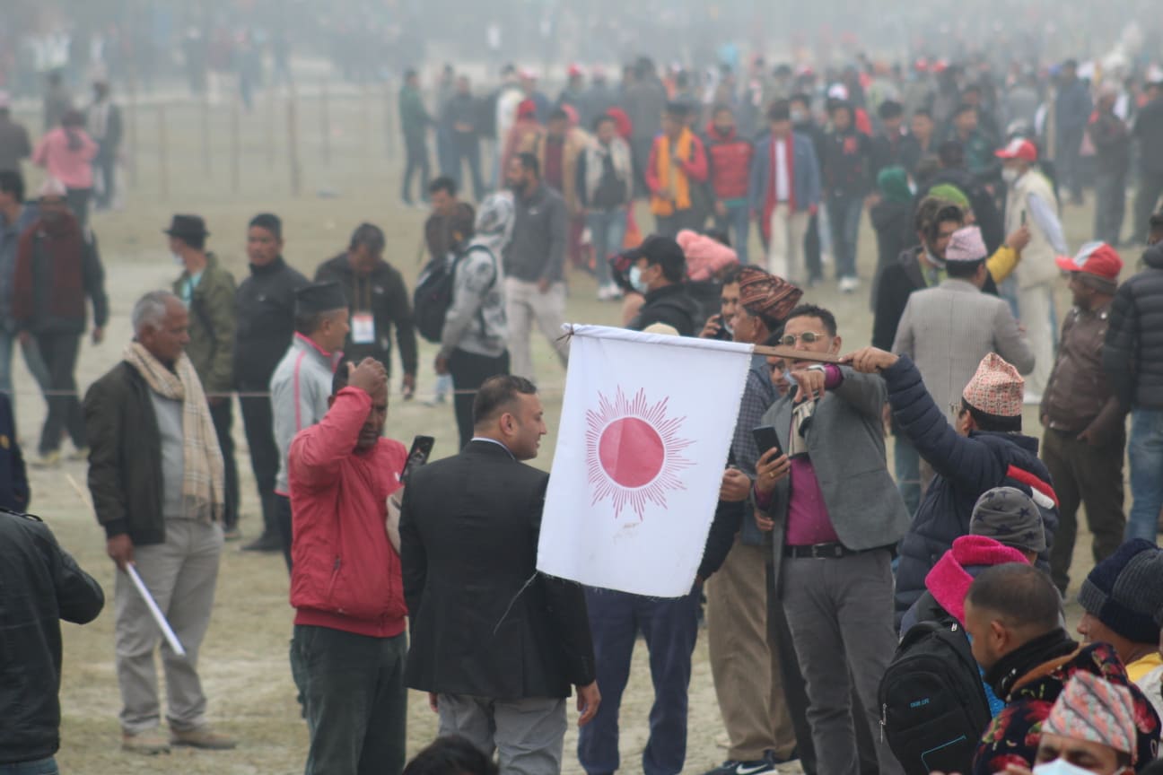 चितवनमा अहिलेः आकाशमा कुहिराे, हातहातमा सूर्य (तस्वीरहरू)